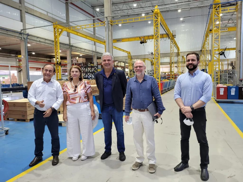 Ao lado de Petecão, Bocalom visita fábrica e garante compra de ônibus elétricos 